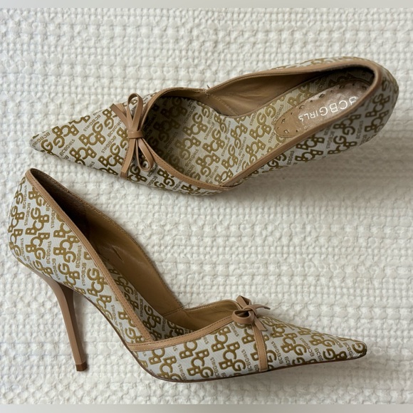 BCBGirls Shoes - Vintage BCBG ALL Over Monogram Pointed Toe Heels & Leather Bows Women’s Size 9